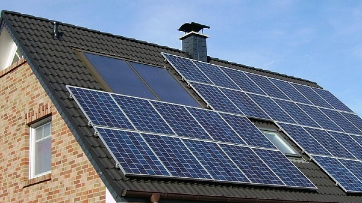 Pregătirea sistemelor fotovoltaice pentru iarnă: măsuri pentru menținerea randamentului și reducerea facturilor