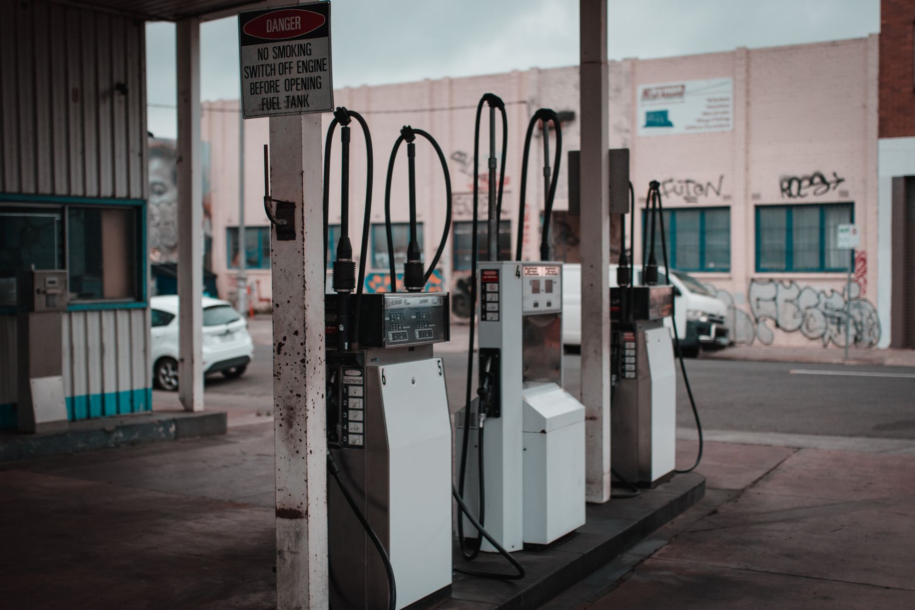 Prețul benzinei a scăzut sub pragul de 10 lei în România. Unde se găsește cel mai mic tarif