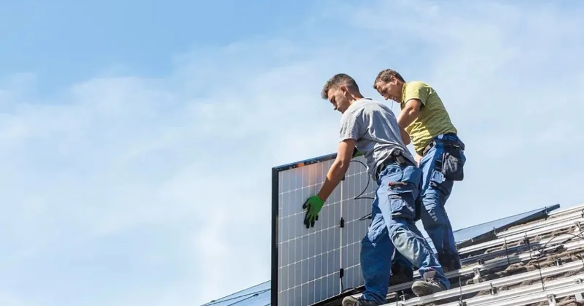 Ministerul Energiei alocă 500 de milioane de euro pentru panouri fotovoltaice cu baterii pentru sectorul public