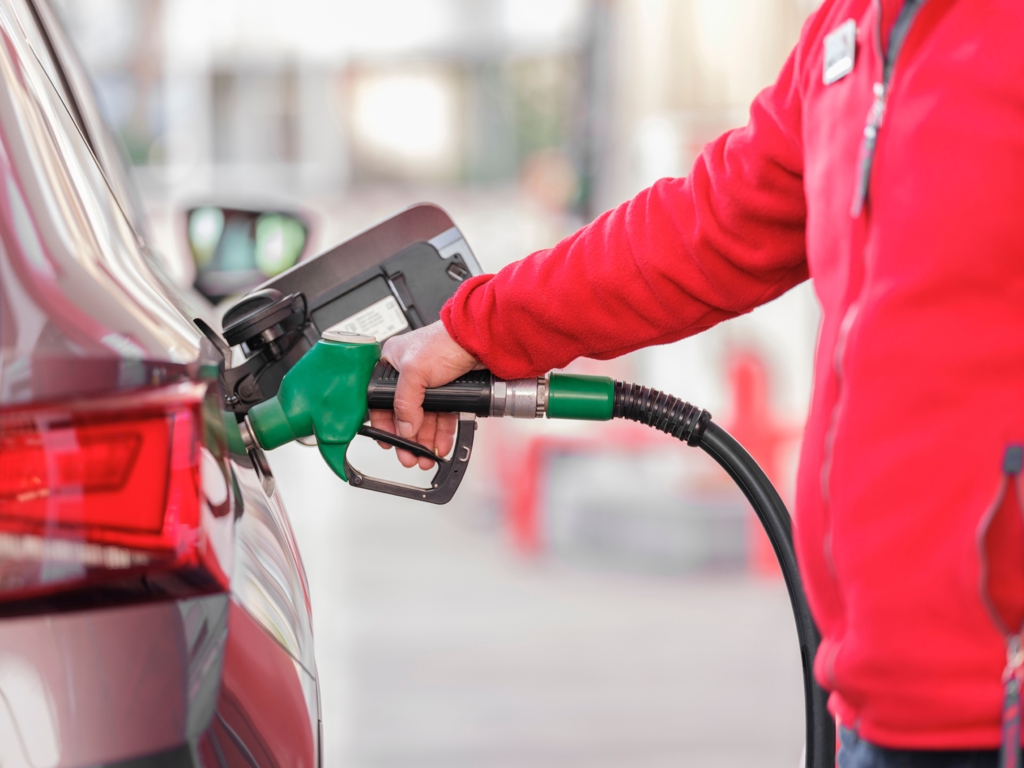 Prețurile la pompă continuă să crească: Motorina a ajuns la 10,73 lei pe litru în orașe majore