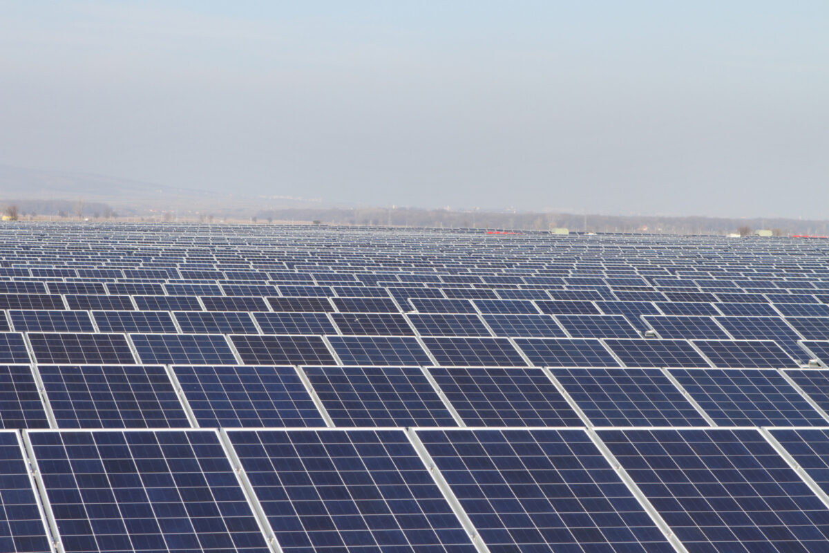 Ponderea energiei regenerabile în UE a scăzut ușor în trimestrul II al anului 2026