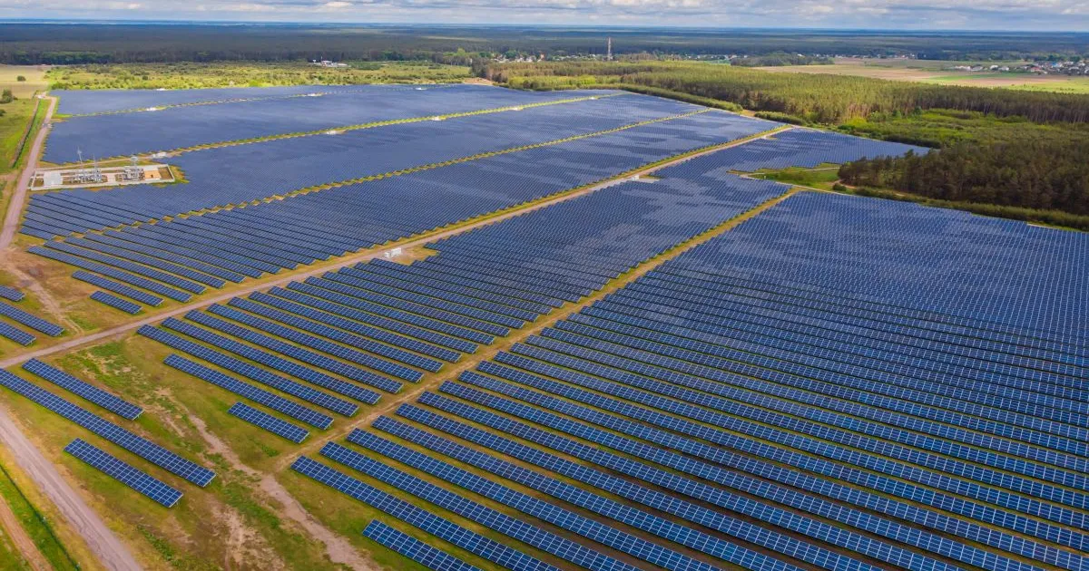 Bulgaria transformă un fost aeroport în centrală solară de 68 MW în Șumen