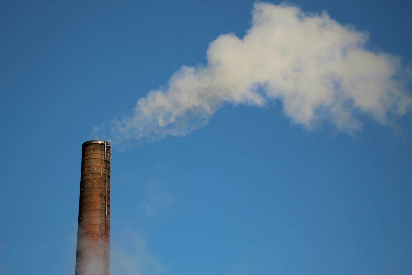 Statele UE vor să limiteze numărul certificatelor de emisii pentru a controla prețul energiei