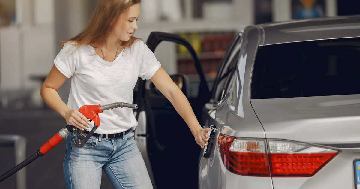 Prețurile la pompă: Motorina a depășit pragul de 10 lei, chiar și cu acciza redusă cu 25%