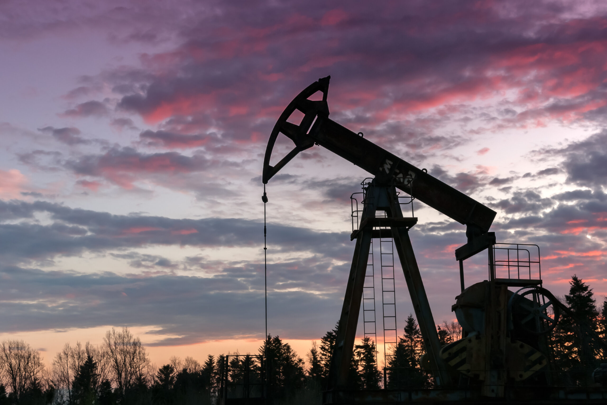 Prețul petrolului Brent depășește 107 dolari pe fondul riscurilor geopolitice și suspendării conductei saudite