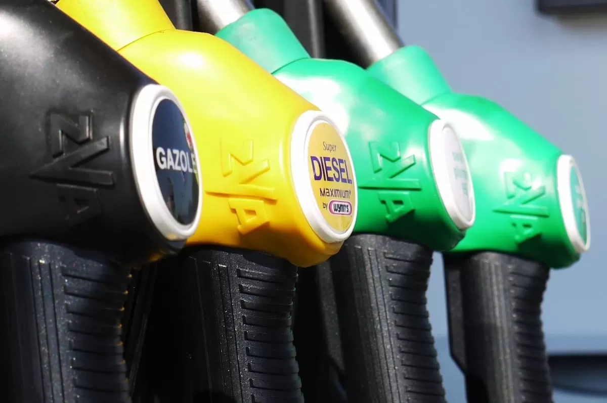 Mecanismul de formare a prețului la pompă: de la țiței la costul final al benzinei și motorinei