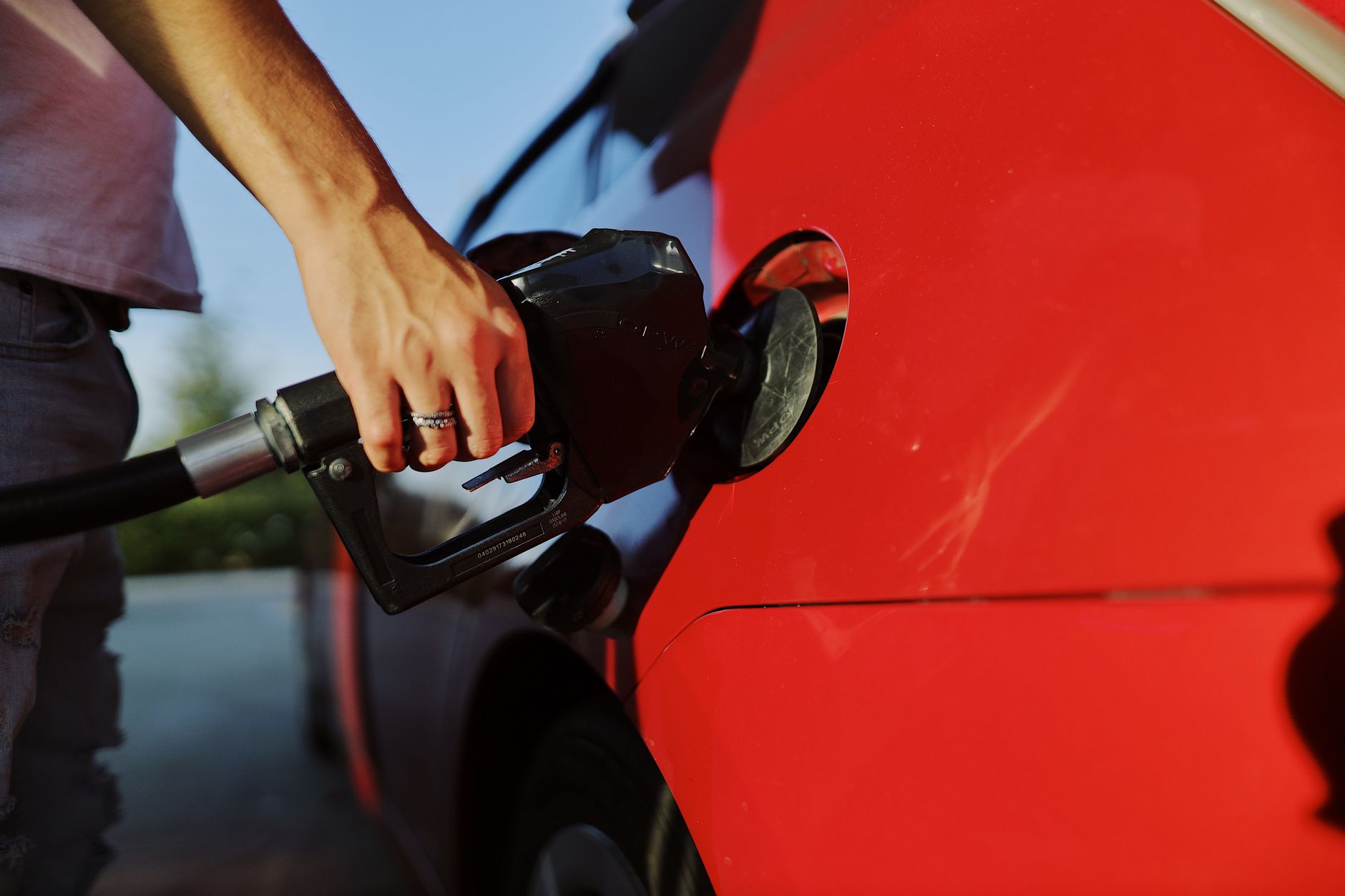 Reduceri la pompă în Italia: Eni, IP și Q8 au plafonat prețurile la benzină și motorină