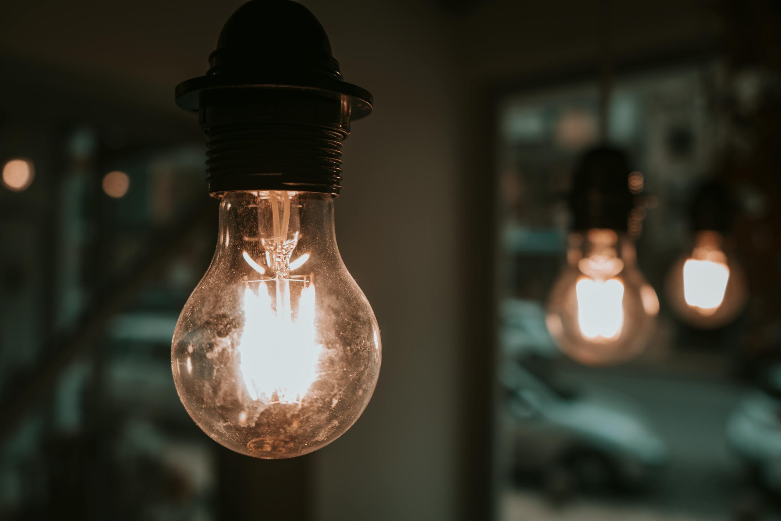 România ocupă locul 4 în clasamentul celor mai scumpe piețe de energie electrică din Uniunea Europeană