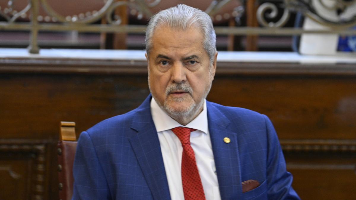 ANRE a depășit termenul legal pentru normele prosumatorilor. Adrian Năstase critică întârzierea