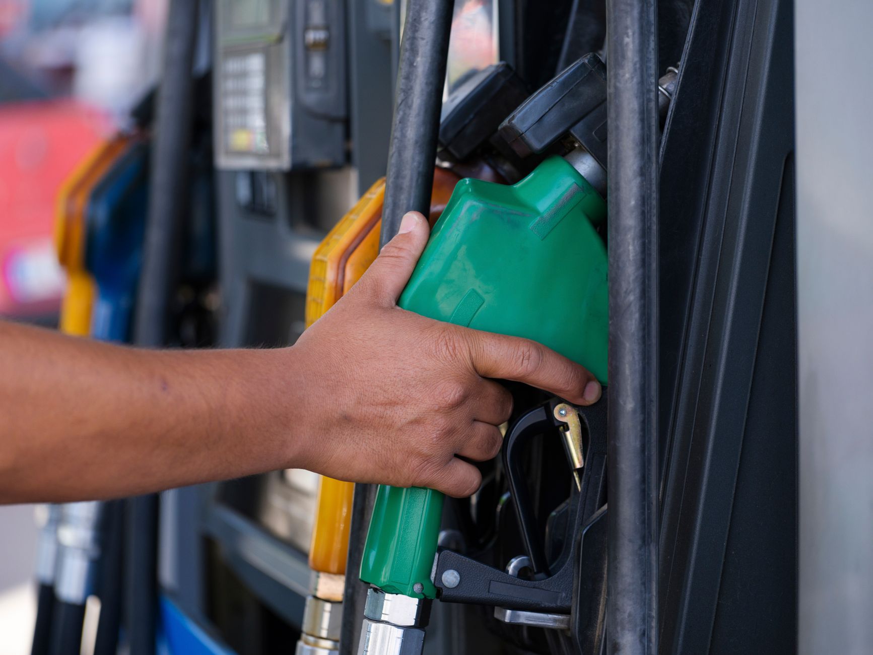 Analiză: Prețul benzinei poate depăși 10 lei pe litru, iar motorina se apropie de 11 lei