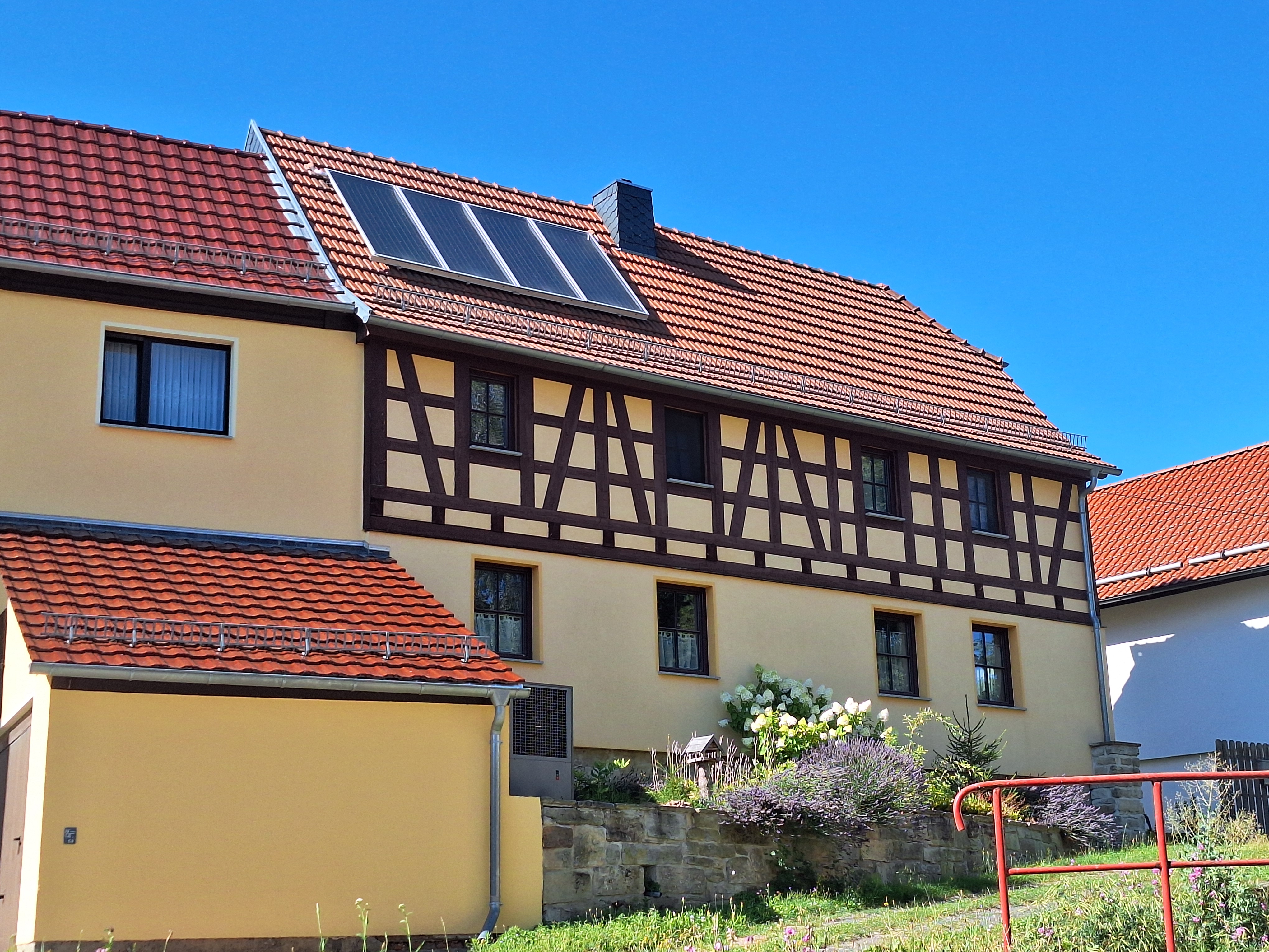 Plângere împotriva ANRE: Prosumatorii nu pot beneficia de noile drepturi de compensare a energiei