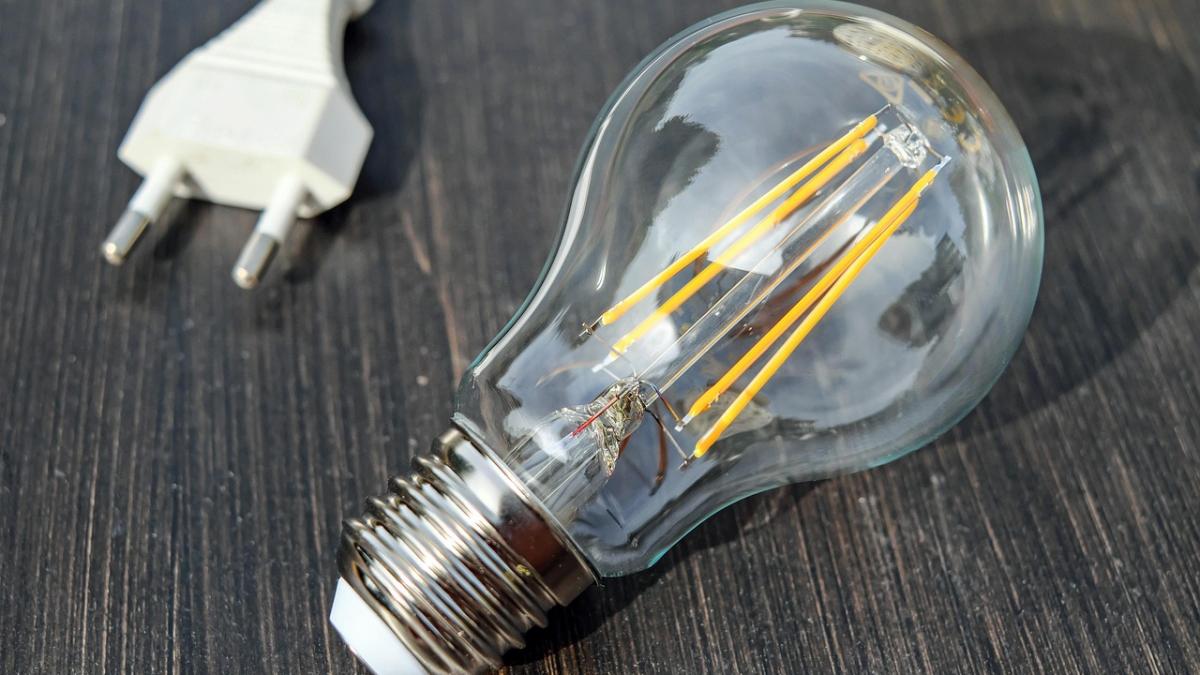 Facturile la electricitate ar putea crește semnificativ în perioada 2026-2027, estimează AEI