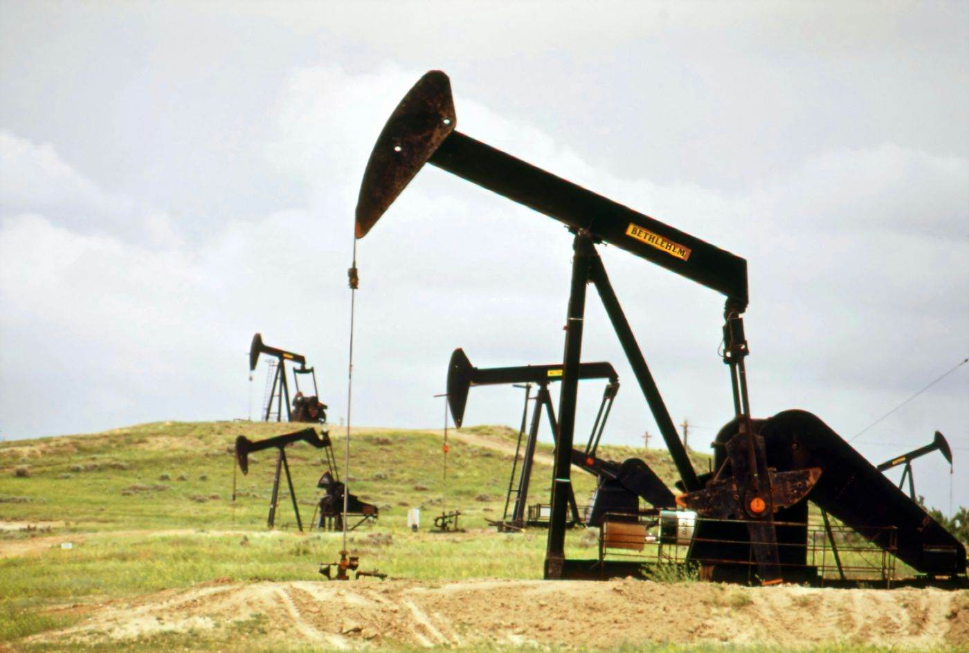 AIE analizează eliberarea de petrol și motorină din rezervele strategice pentru stabilizarea pieței