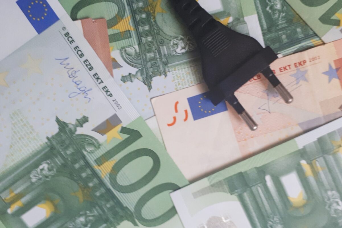 Prețurile la energie și gaze au explodat în ultimul an: creșteri masive pe piața spot