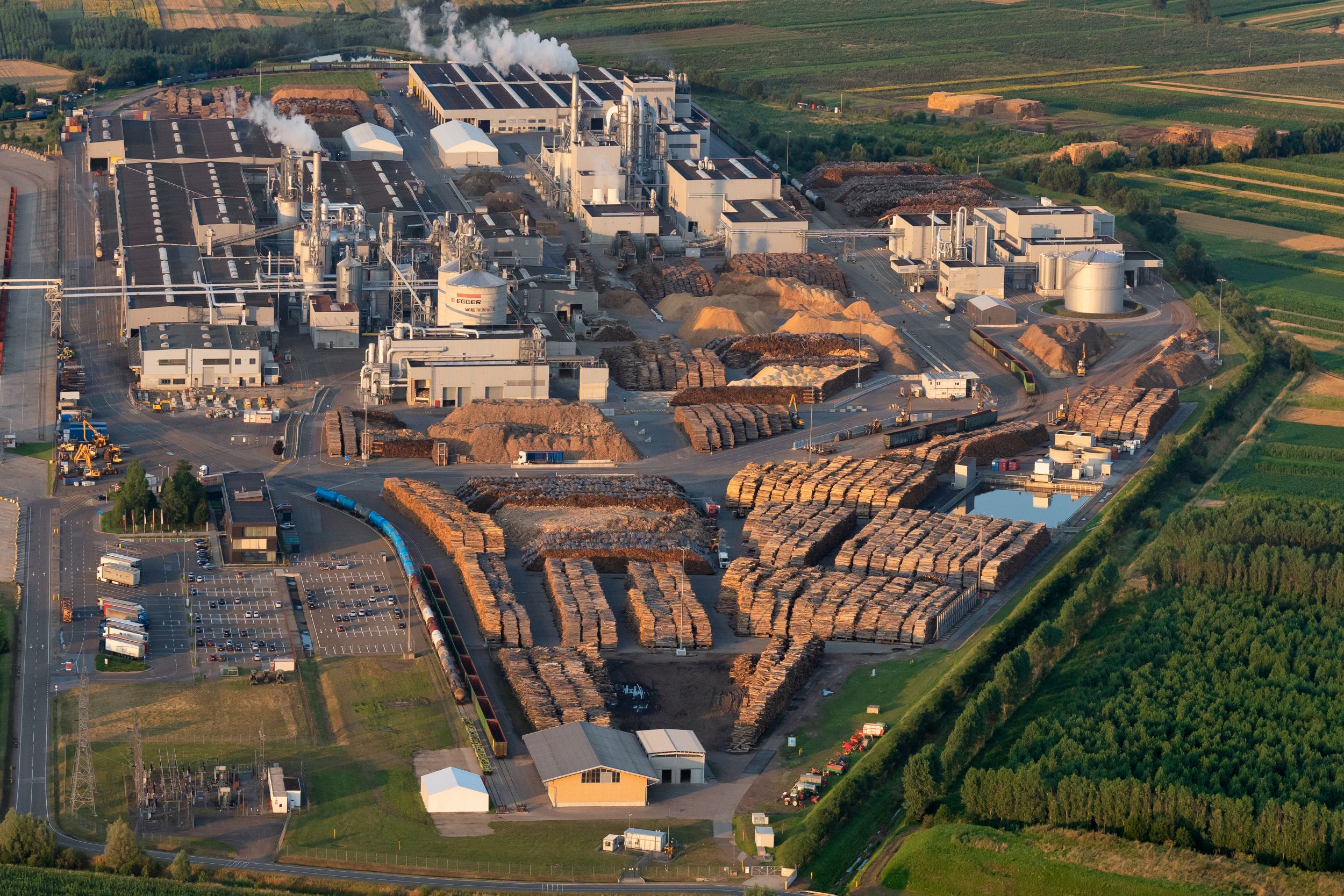 Strategia EGGER pentru eficiență energetică: investiții masive în biomasă și tehnologie la Rădăuți