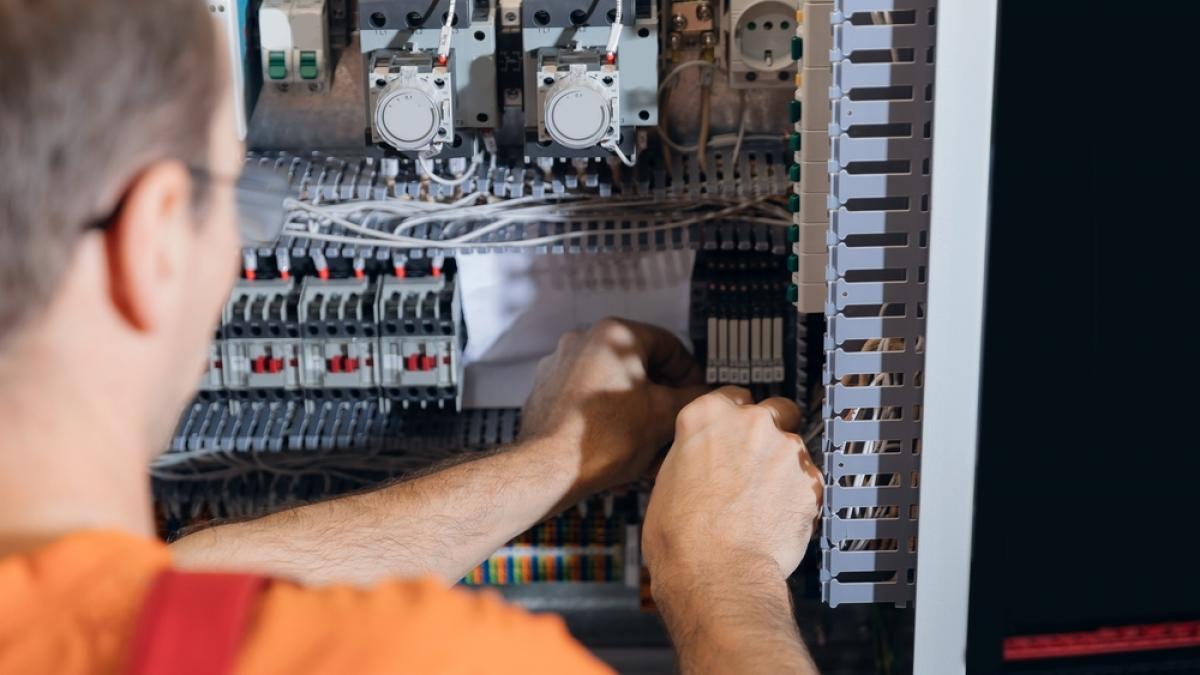 Mecanismul care menține prețurile la energie ridicate, în ciuda producției ieftine în România