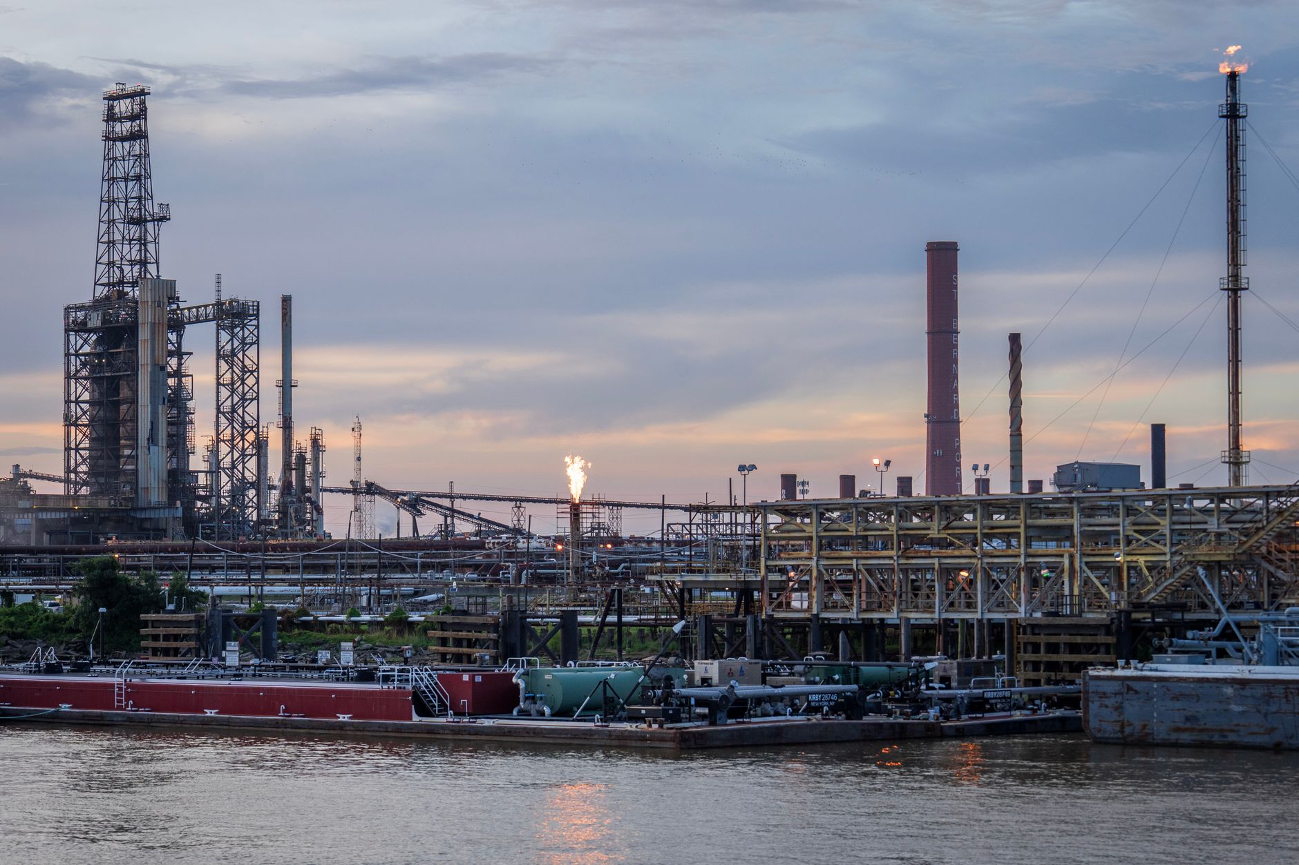 Prețul petrolului Brent a depășit 106 dolari pe baril după atacurile din Arabia Saudită